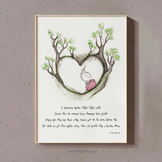 Illustration af træer der former et hjerte. Indeni hjertet er der et lille væsen, og under illustrationen står der et sødt vers.