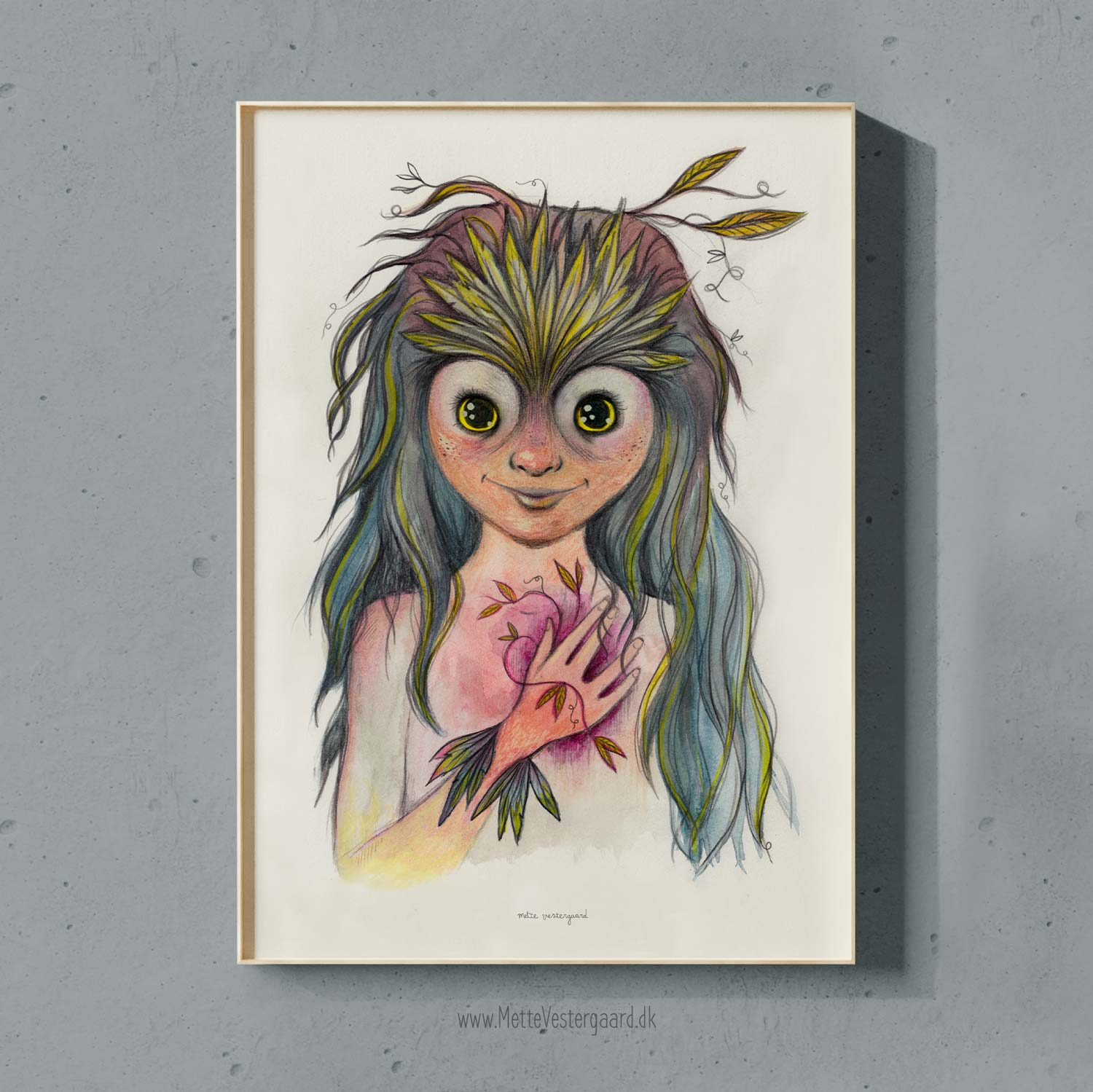 Illustration af en pige der minder om en ugle. Hun har fjer der bevæger sig fra næseryggen og op til hendes vilde hår.