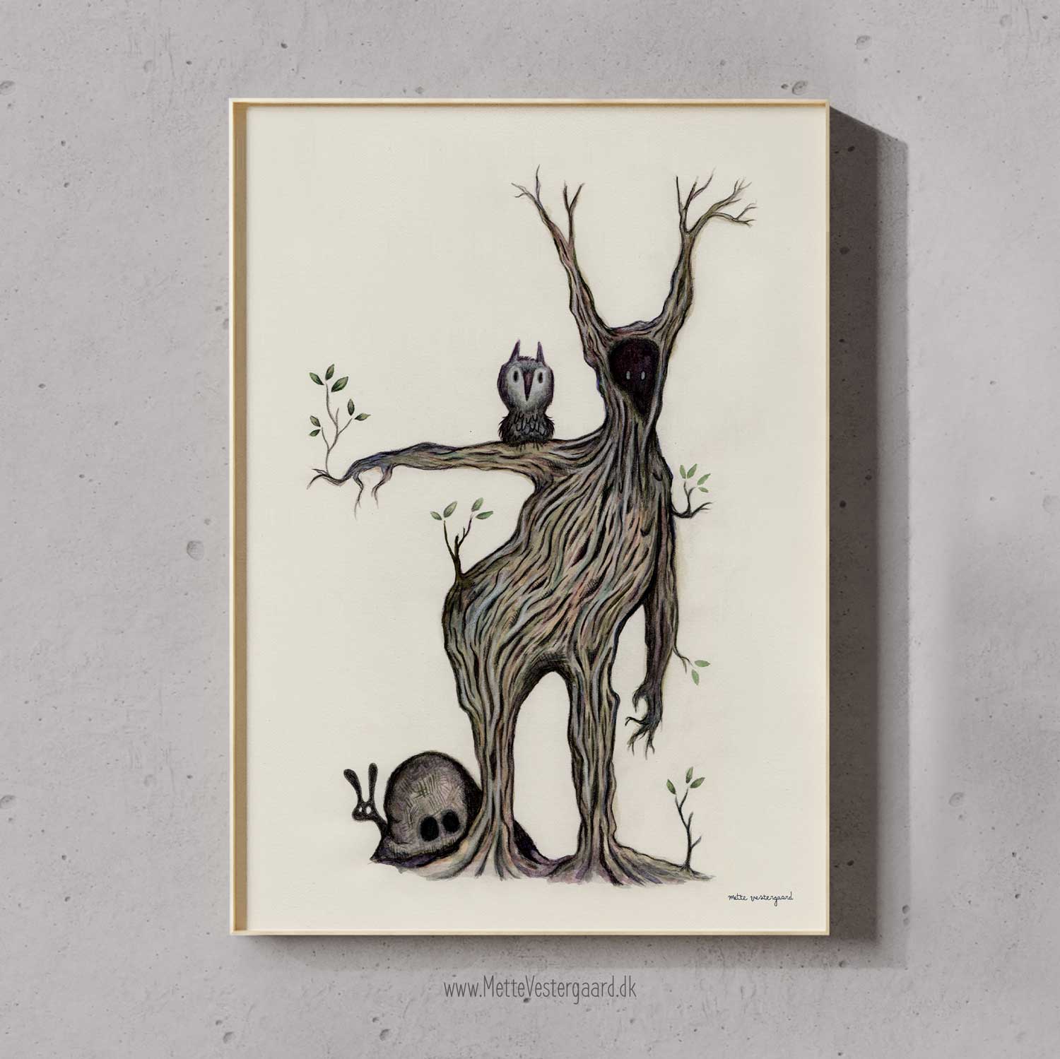 Illustration af træmanden Mr. Quirky. På hans arm sidder der en hornugle.