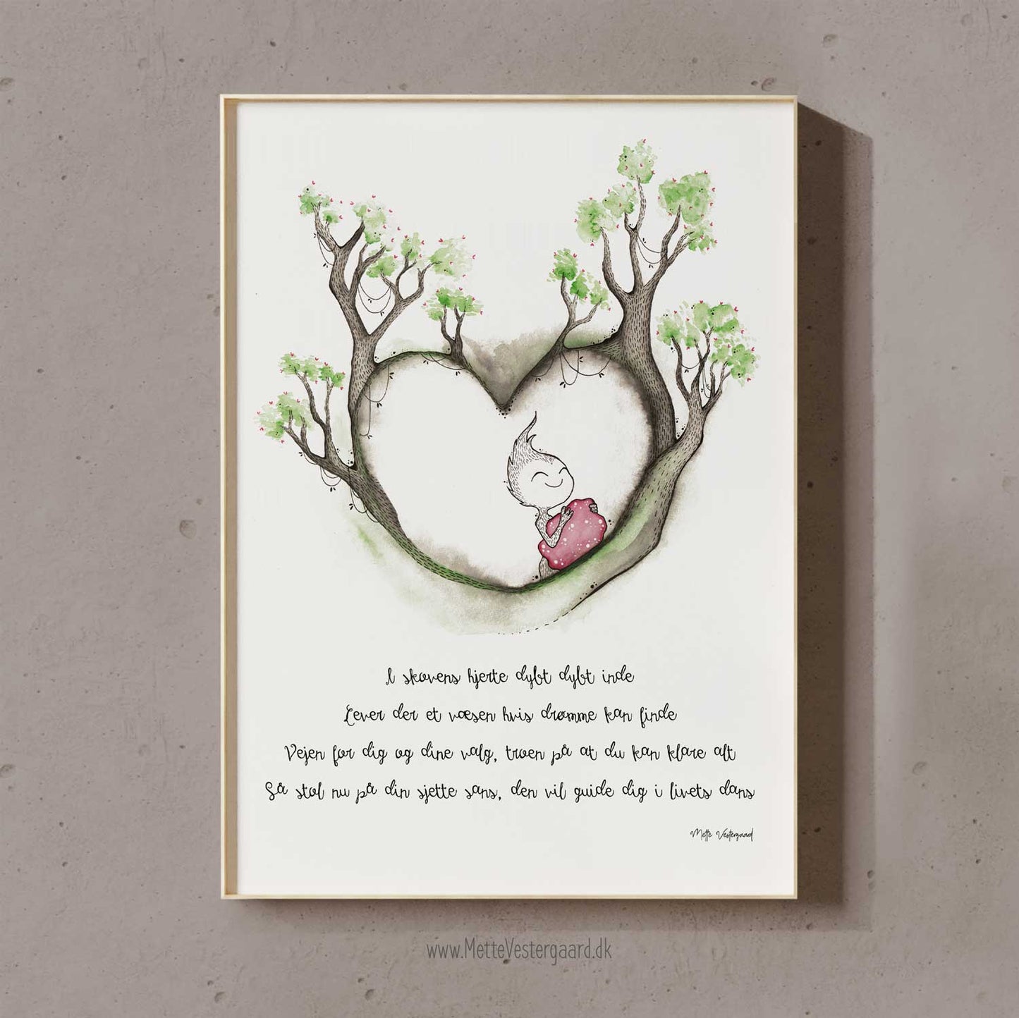 Illustration med et lille væsen der holder en rødlig klump der skal symbolisere drømme. Rundt om det lille væsen er der grene og træer der former et hjerte. Nedenunder illustrationen står der et vers der handler om at lytte til sit hjerte og følge sine drømme.